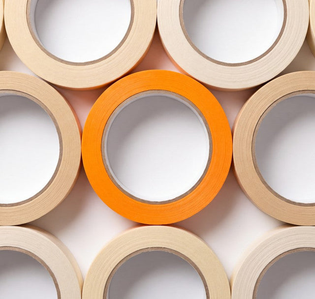 rol washi tape omringd door schilderstape